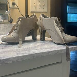 Gianni Bernini Suede Lace Up Ribbon heels size 8M Patent Leather